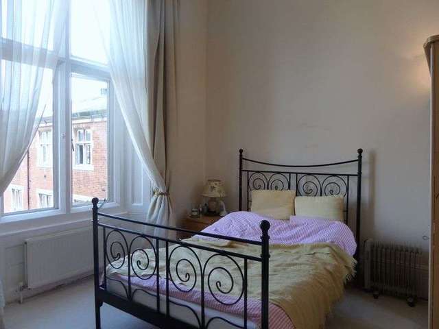  Image of 1 bedroom Flat to rent in Royal Earlswood Park Redhill RH1 at Royal Earlswood Park  Redhill, RH1 6TF