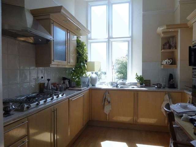  Image of 1 bedroom Flat to rent in Royal Earlswood Park Redhill RH1 at Royal Earlswood Park  Redhill, RH1 6TF