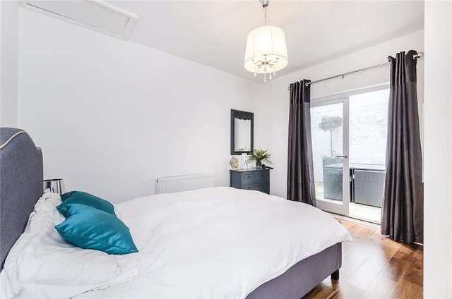  Image of 3 bedroom Flat for sale in St. Georges Square London SW1V at London  Pimlico, SW1V 3QY