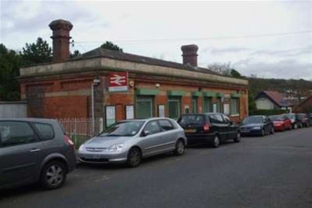  Image of 3 bedroom Flat to rent in Station Approach Hayes Lane Kenley CR8 at Kenley, CR8 5JD