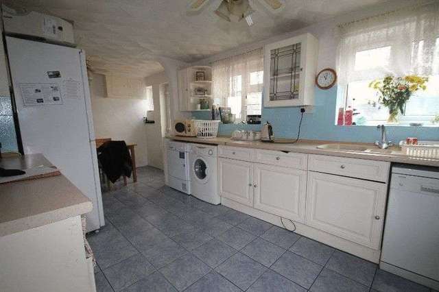  Image of 3 bedroom Property to rent in Stilwell Close Yateley GU46 at Stilwell Close  Yateley, GU46 6XH
