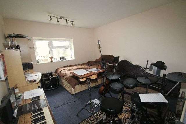  Image of 3 bedroom Property to rent in Stilwell Close Yateley GU46 at Stilwell Close  Yateley, GU46 6XH