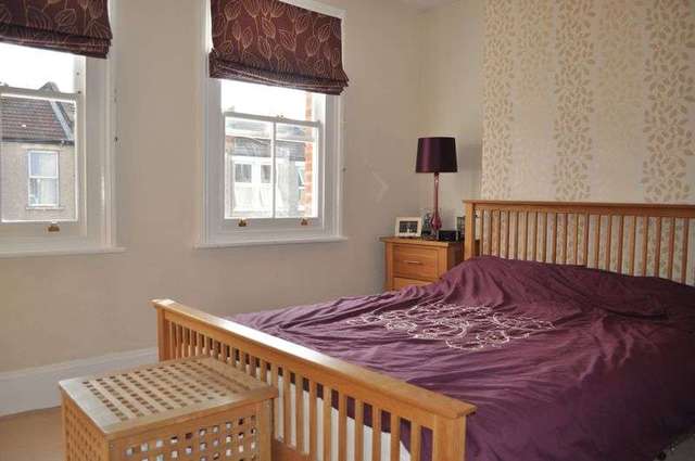  Image of 3 bedroom Terraced house to rent in Edgington Road London SW16 at London, SW16 5BS