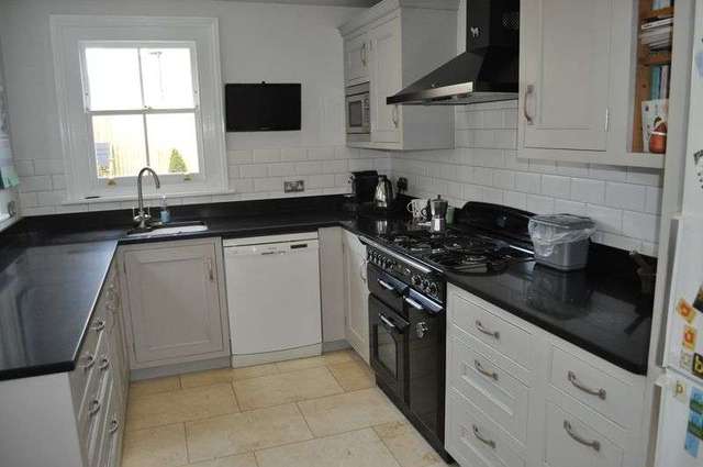  Image of 3 bedroom Terraced house to rent in Edgington Road London SW16 at London, SW16 5BS