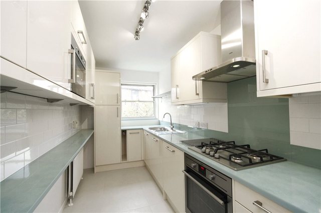  Image of 3 bedroom Flat to rent in Thorney Crescent London SW11 at Thorney Crescent  London, SW11 3TT