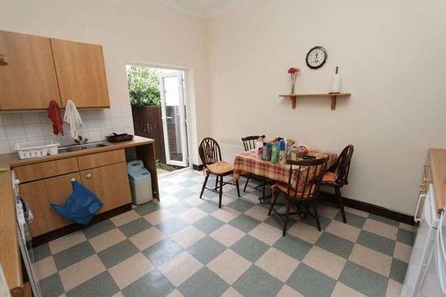  Image of 3 bedroom Flat to rent in Carlton Road Shirley Southampton SO15 at 8 Carlton Road  SOUTHAMPTON, SO15 2HL