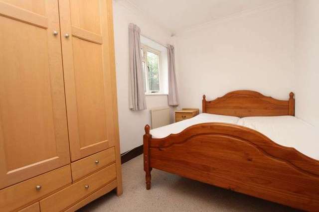  Image of 3 bedroom Flat to rent in Carlton Road Shirley Southampton SO15 at 8 Carlton Road  SOUTHAMPTON, SO15 2HL