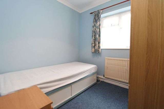  Image of 3 bedroom Flat to rent in Carlton Road Shirley Southampton SO15 at 8 Carlton Road  SOUTHAMPTON, SO15 2HL