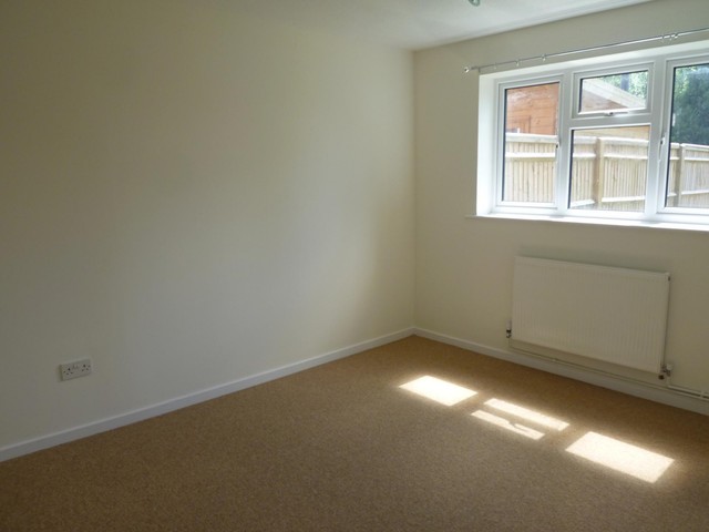  Image of 1 bedroom Flat to rent in Valley Park Drive Horndean Waterlooville PO8 at Clanfield  Waterlooville, PO8 0PL
