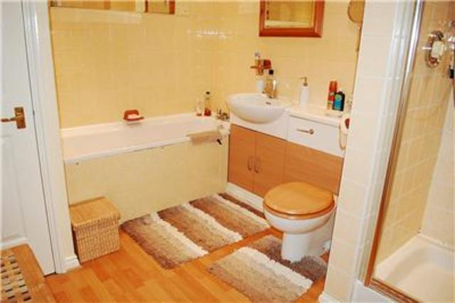  Image of 2 bedroom Maisonette to rent in Violet Close Wallington SM6 at Surrey, SM6 7HH