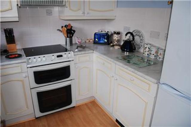  Image of 2 bedroom Maisonette to rent in Violet Close Wallington SM6 at Surrey, SM6 7HH