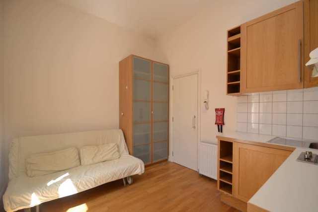 Image of Flat to rent in Warbeck Road London W12 at Warbeck Road  London, W12 8NS