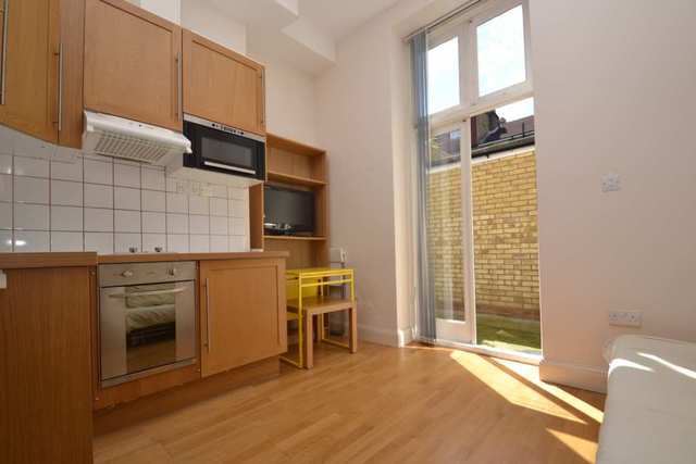  Image of Flat to rent in Warbeck Road London W12 at Warbeck Road  London, W12 8NS