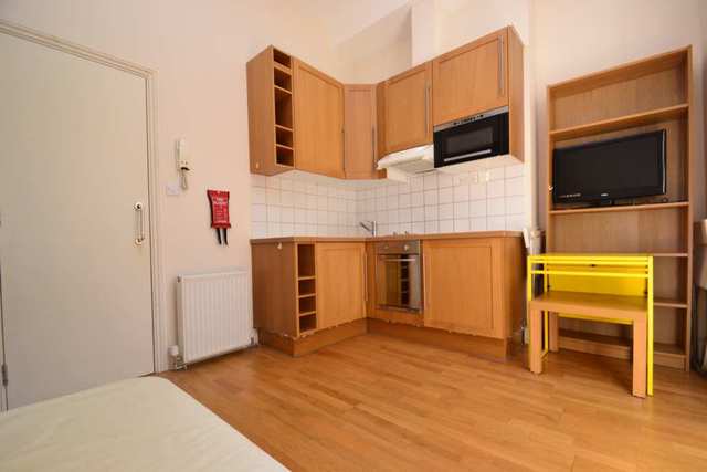  Image of Flat to rent in Warbeck Road London W12 at Warbeck Road  London, W12 8NS
