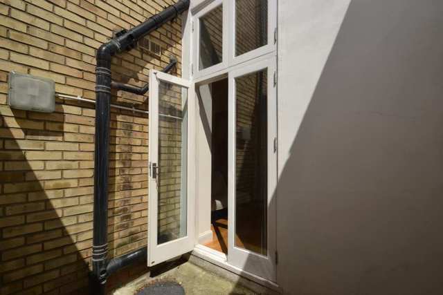  Image of Flat to rent in Warbeck Road London W12 at Warbeck Road  London, W12 8NS