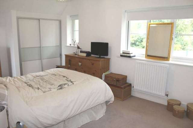  Image of 4 bedroom Detached house to rent in Warren Farm Close Epsom KT17 at Warren Farm Close  Epsom, KT17 3AJ