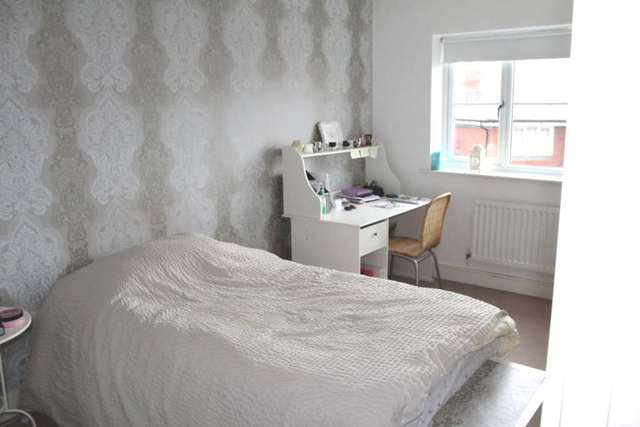 Image of 4 bedroom Detached house to rent in Warren Farm Close Epsom KT17 at Warren Farm Close  Epsom, KT17 3AJ