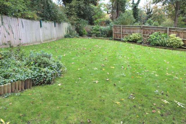  Image of 4 bedroom Detached house to rent in Warren Farm Close Epsom KT17 at Warren Farm Close  Epsom, KT17 3AJ