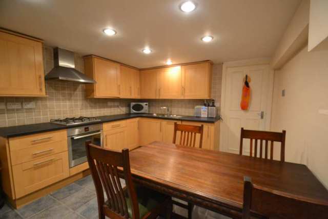  Image of 3 bedroom Flat to rent in Weltje Road London W6 at Weltje Road  London, W6 9LT