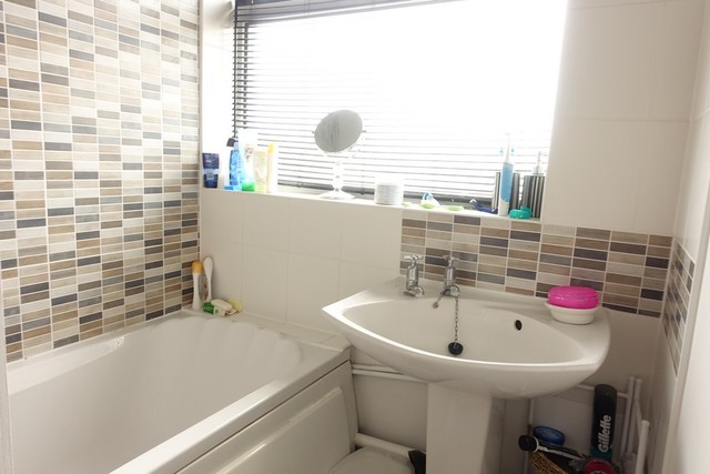  Image of 3 bedroom Semi-Detached house to rent in Wye Close Bletchley Milton Keynes MK3 at West Bletchley  Bletchley, MK3 7PJ