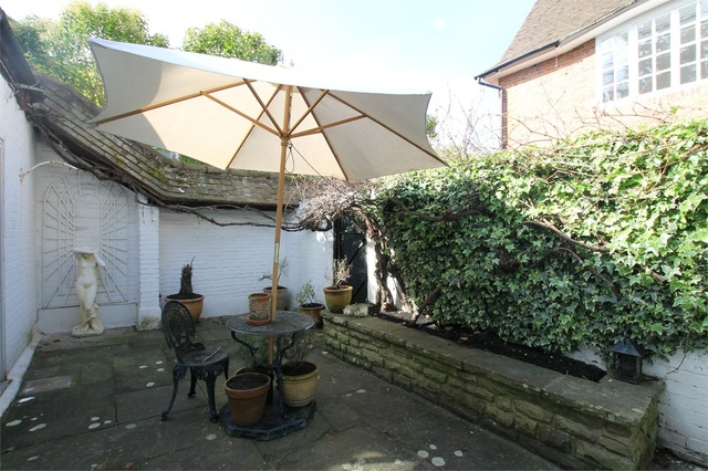  Image of 3 bedroom Detached house to rent in Cavendish Road St. Georges Hill Weybridge KT13 at Weybridge, KT13 0JY