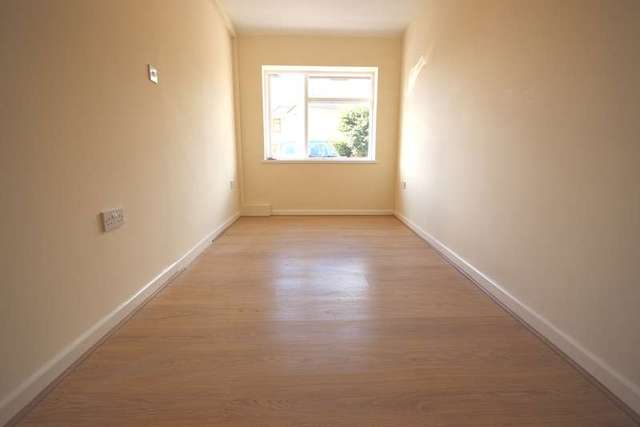  Image of 1 bedroom Ground Flat to rent in Georgina Avenue Worcester WR2 at 34 Georgina Avenue St Johns Worcester, WR2 4NA
