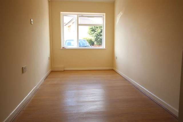  Image of 1 bedroom Ground Flat to rent in Georgina Avenue Worcester WR2 at 34 Georgina Avenue St Johns Worcester, WR2 4NA