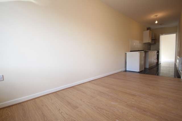  Image of 1 bedroom Ground Flat to rent in Georgina Avenue Worcester WR2 at 34 Georgina Avenue St Johns Worcester, WR2 4NA