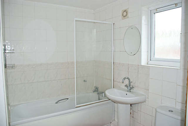  Image of 1 bedroom Ground Flat to rent in Corporation Street Swindon SN1 at Swindon Wiltshire, SN1 1DP