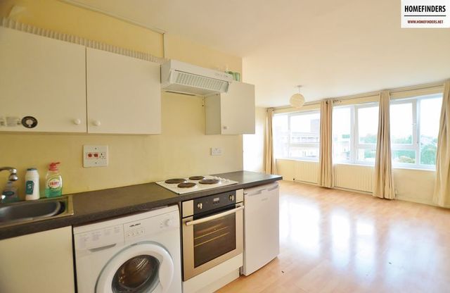 Image of 2 bedroom Flat to rent in Weatherley Close London E3 at Weatherley Close  London, E3 4BG