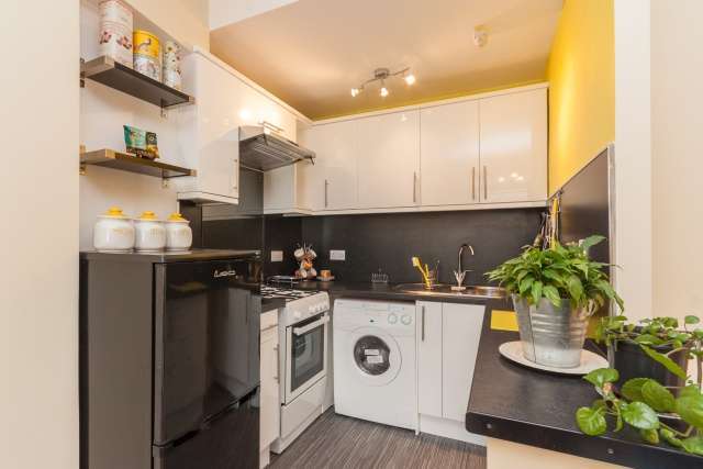  Image of 1 bedroom Flat for sale in Iona Street Edinburgh EH6 at Edinburgh, EH6 8RP