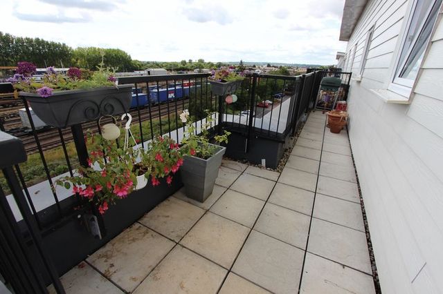  Image of 2 bedroom Flat for sale in Alexander Square Eastleigh SO50 at Alexander Square  Eastleigh, SO50 4BX