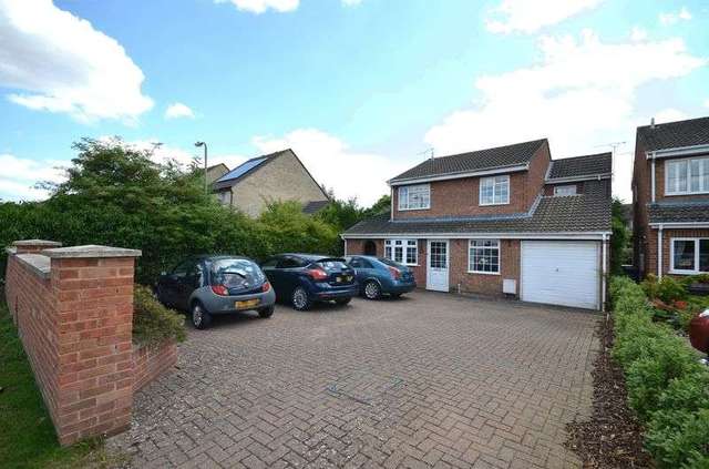  Image of 4 bedroom Detached house for sale in Alvescot Road Carterton OX18 at Alvescot Road  Carterton, OX18 3JP