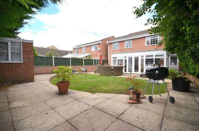  Image of 4 bedroom Detached house for sale in Alvescot Road Carterton OX18 at Alvescot Road  Carterton, OX18 3JP