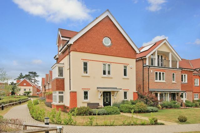  Image of 4 bedroom Detached house for sale in Mulberry Way Ashtead KT21 at Mulberry Way  Ashtead, KT21 2FE