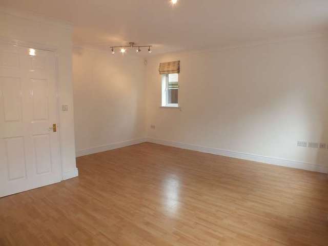 Image of 3 bedroom Semi-Detached house to rent in Beechfield Place Maidenhead SL6 at Maidenhead Berkshire Woodlands Park, SL6 4BP