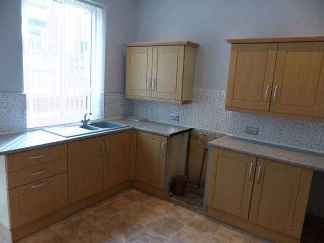  Image of 2 bedroom Terraced house to rent in Blakelock Street Shaw Oldham OL2 at Blakelock Street Shaw Oldham, OL2 7SE