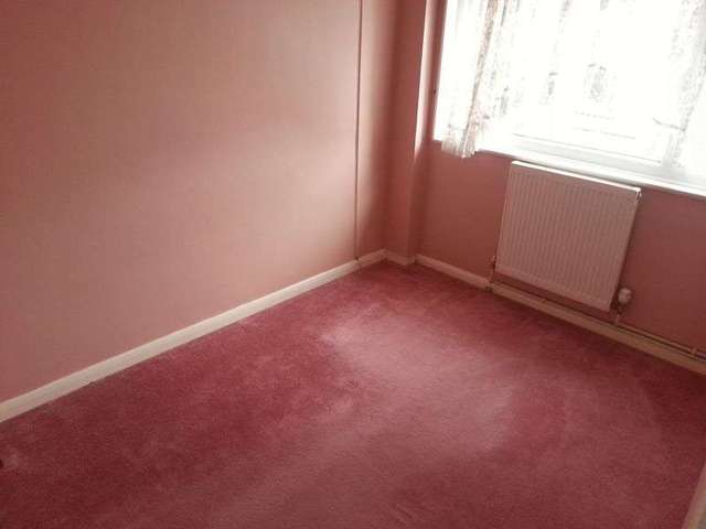 Image of 3 bedroom Terraced house to rent in Broadway Jaywick Clacton-on-Sea CO15 at Broadway Jaywick Clacton-On-Sea, CO15 2ET
