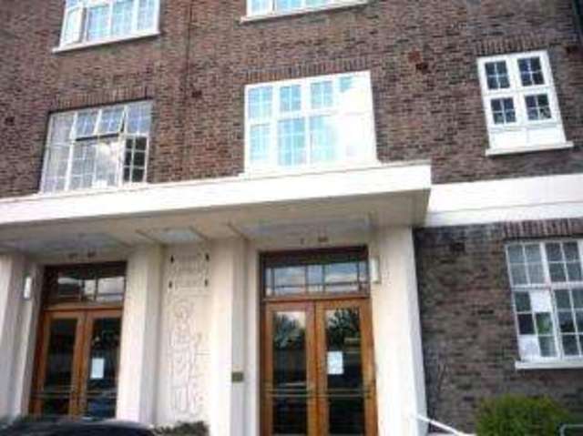  Image of 2 bedroom Flat for sale in Broadway West Leigh-on-Sea SS9 at Broadway West Leigh-On-Sea Leigh-on-Sea, SS9 2BP
