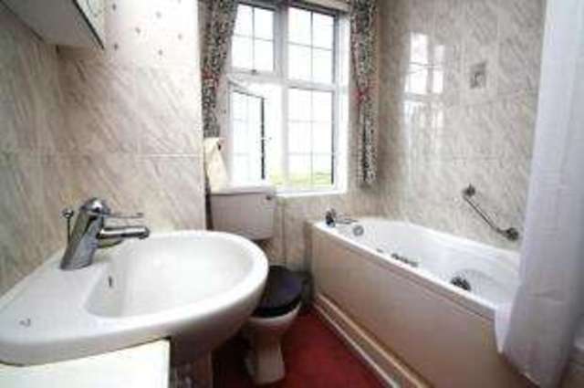  Image of 2 bedroom Flat for sale in Broadway West Leigh-on-Sea SS9 at Broadway West Leigh-On-Sea Leigh-on-Sea, SS9 2BP