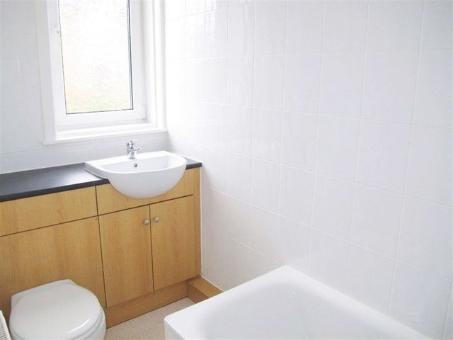  Image of 2 bedroom Detached house to rent in Broomlea Crescent Edinburgh EH12 at Carrick Knowe Edinburgh Edinburgh, EH12 7NR