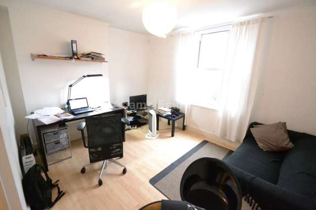  Image of 1 bedroom Flat to rent in Bulmershe Road Earley Reading RG1 at Bulmershe Road University Area Reading, RG1 5RH