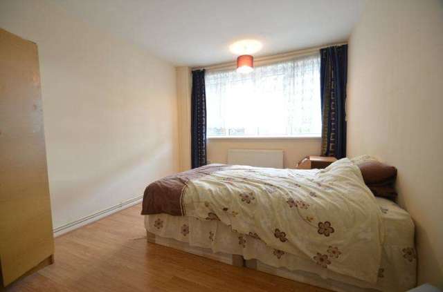  Image of 3 bedroom Flat to rent in Byegrove Road Colliers Wood London SW19 at Byegrove Road London Colliers Wood, SW19 2BA