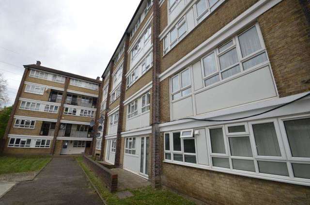  Image of 3 bedroom Flat to rent in Byegrove Road Colliers Wood London SW19 at Byegrove Road London Colliers Wood, SW19 2BA