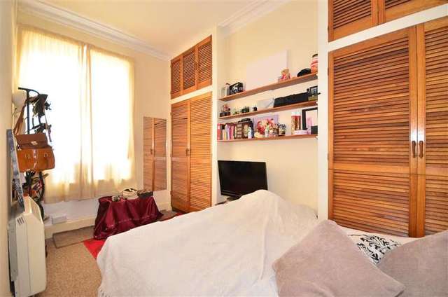  Image of 3 bedroom Terraced house for sale in Cambridge Road East Cowes PO32 at East Cowes Isle of Wight East Cowes, PO32 6AE