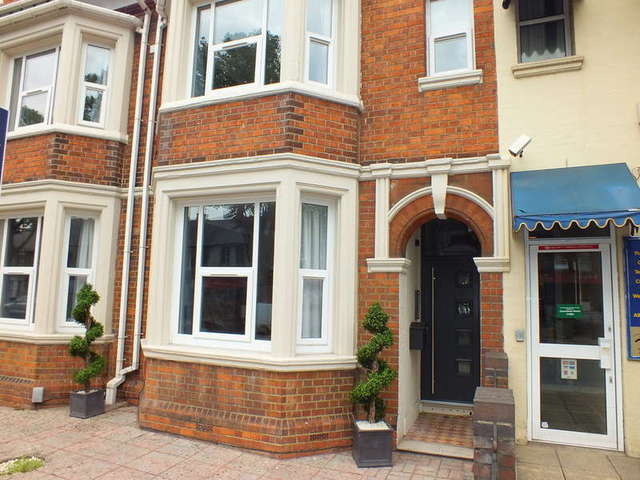  Image of 1 bedroom Detached house to rent in Caversham Road Reading RG1 at Reading Berkshire Reading, RG1 8AZ