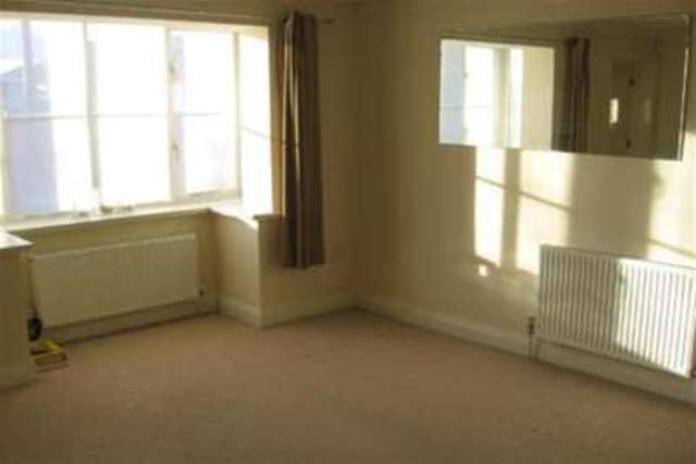  Image of 2 bedroom Maisonette to rent in Chapel Street Billericay CM12 at Billericay, CM12 9LT