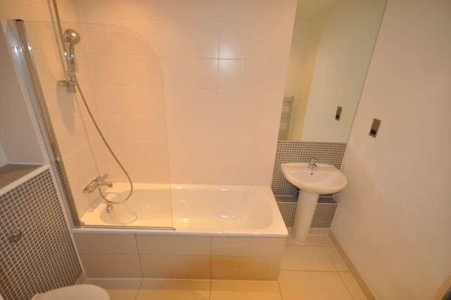  Image of 1 bedroom Flat to rent in Larden Road London W3 at Larden Road  Chiswick, W3 7DR