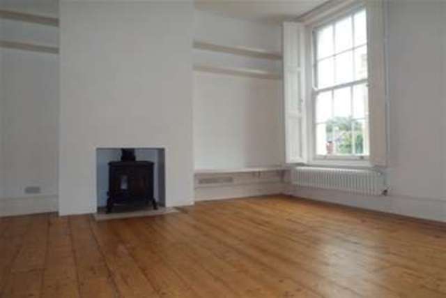  Image of 3 bedroom Maisonette to rent in Clarence Road East Cowes PO32 at East Cowes, PO32 6EP