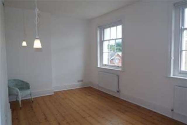  Image of 3 bedroom Maisonette to rent in Clarence Road East Cowes PO32 at East Cowes, PO32 6EP